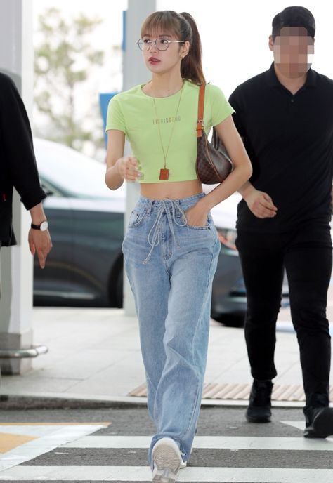 Lisa Airport Fashion, Lisa Airport, Airport Fashion Kpop, Korean Airport Fashion, Blackpink Outfits, Korean Outfit Street Styles, Incheon Airport, Airport Fashion, Kpop Fashion Outfits