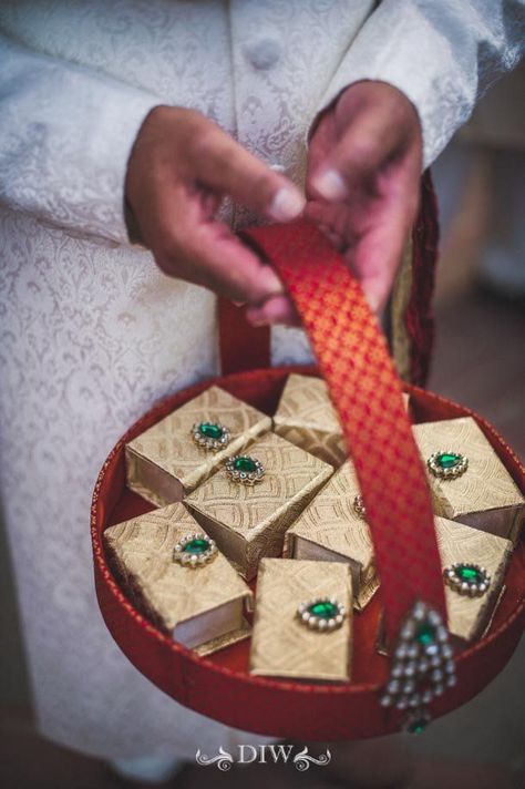 Indian Wedding Gifts, Trendy Wedding Favors, Wedding Tokens, Indian Wedding Favors, Wedding Favors Ideas, Creative Wedding Favors, Inexpensive Wedding Favors, Favour Boxes, Wedding Gifts Packaging