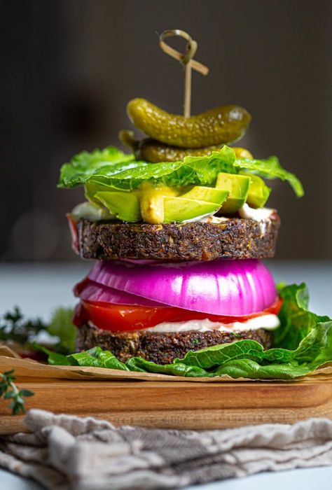 Raw Vegan Walnut and Portobello Burger Raw Vegan Burger Recipe, Burger Alternatives, Lettuce Wrapped Burger, Portobello Burger, Vegan Burger Recipe, Raw Vegan Diet, Healthy Plant Based Recipes, Vegan Recipes Videos, Plant Crafts