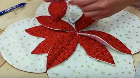 She Compares This Masterpiece To A Cathedral Window And It’s That Magnificent! | DIY Joy Projects and Crafts Ideas Xmas Table Runners, Poinsettia Table Runner, Christmas Table Runner Pattern, Quilted Table Runners Christmas, Table Runner Tutorial, Diy Joy, Christmas Table Toppers, Table Runner Diy, Patchwork Table Runner