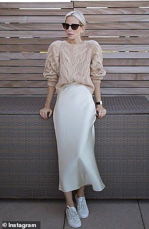 People SHOCKED to discover how influencers tuck sweaters into skirts White Satin Skirt, Silk Skirt Outfit, Satin Skirt Outfit, White Skirt Outfits, Rok Outfit, Classy Business Outfits, Chique Outfits, Stylish Work Attire, Business Casual Outfits For Work