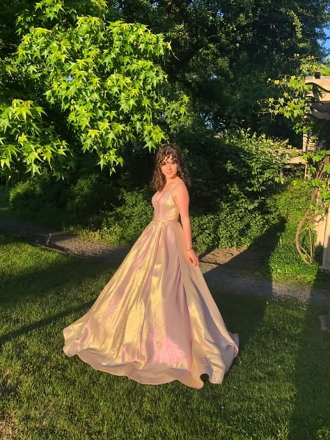 Ball Gown Pose Ideas, Ball Gown Poses Photography, Cottagecore Dresses Formal, Poses With Formal Dress, Gown Dress Photoshoot Poses, Poses For Gown Dress, Gown Dress Photoshoot Ideas, Princess Dress Poses, Flowy Formal Dresses