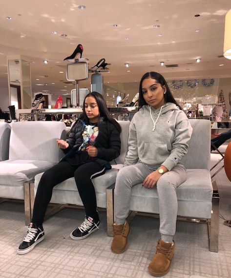 Siangie Twins, How To Wear Leggings, Twin Outfits, Uggs Outfit, Tumblr Outfits, Chill Outfits, Cute Swag Outfits, Girls Club, Grey Leggings