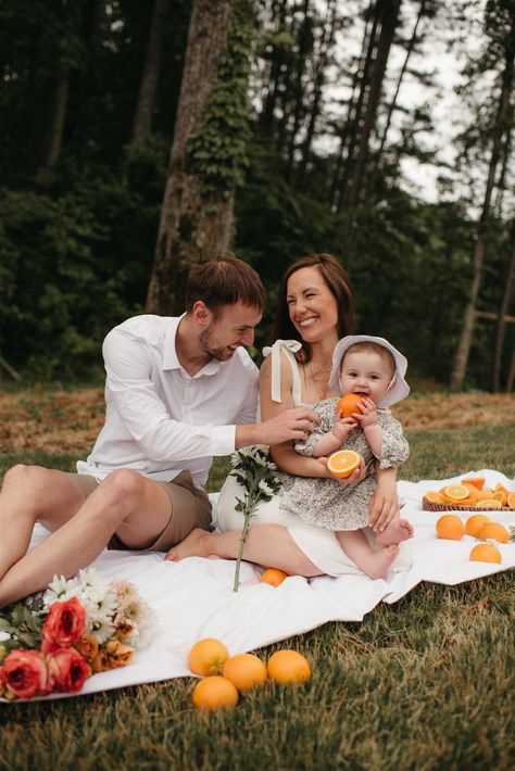 Nature Family Photoshoot Summer, Cottage Family Photoshoot, Family Photo Picnic, Picnic Family Photos, Picnic Photoshoot Family, Picnic Family Photoshoot, Backyard Photoshoot Ideas, Family Picnic Photoshoot, Picnic Photoshoot Ideas