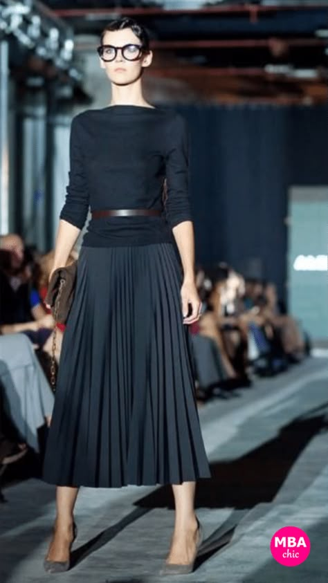 Black Pleated Skirt Outfit, Pleated Skirt Outfits, Rok Outfit, Pleated Skirt Outfit, Amal Clooney, Black Pleated Skirt, Skirt Trends, Looks Street Style, Work Style