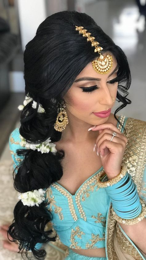 Hairstyles For Mehndi, Aladdin Wedding Theme, New Haircut For Girl, Aladdin Wedding, Mehndi Hairstyles, Jasmine Hair, Jasmine Wedding, Daily Beauty Tips, Mehndi Night