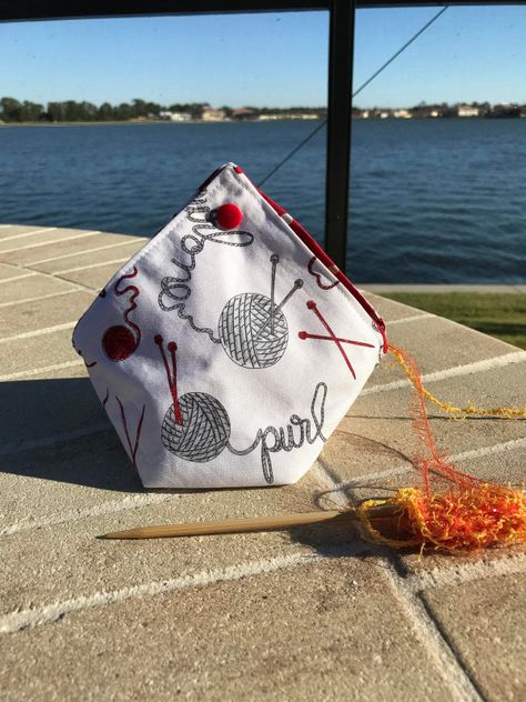 Etsy Feature – Yarn Bento Bag – Knitting Knitting Bag Sewing Pattern, Halloween Knitting Patterns, Halloween Knitting, Yarn Project, Bento Bag, Pouch Sewing, Bento Bags, Yarn Cake, Knitting Project Bag