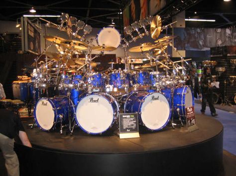 Pearl drums Billy Cobham, Iron Maiden Posters, Cajon Drum, Pearl Drums, Drum Sets, Drummer Boy, Bass Amps, Drum Kit, Band Stuff