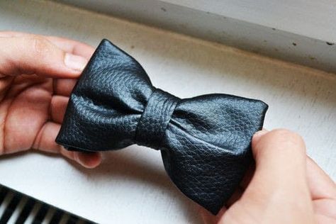 Diy Bow Ties, Diy Bowtie, Diy Leather Goods, Bow Tie Tutorial, Diy Leather Bows, Tie Tutorial, Make A Bow Tie, Bow Earring, How To Make Leather