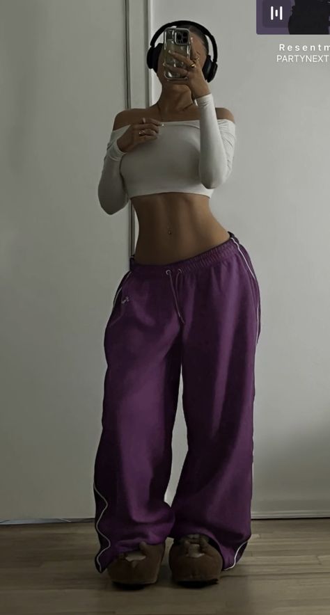 Sweatpants With Heels, Sweat Pants Outfit, Urban Outfitters Fashion, Women In Dresses, Neat Casual Outfits, Buff Women, Oufits Casual, Cute Nike Outfits, Effortlessly Chic Outfits