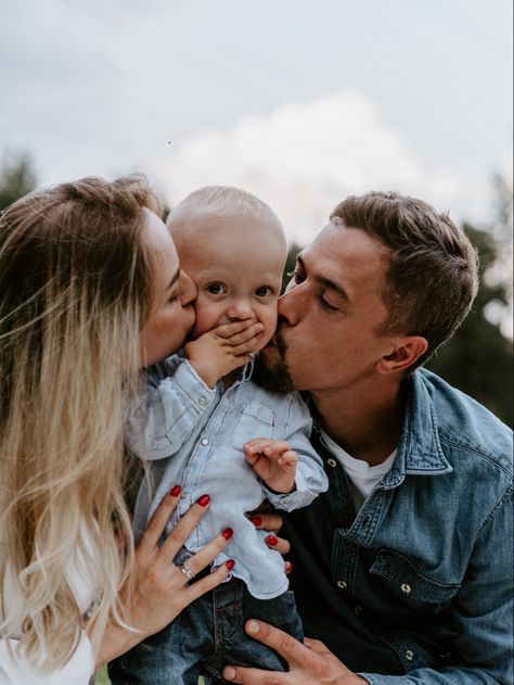 Mother Father And Son, Mother Son Pictures, Father Love, Fam Pics, Son Father, Baby Shoot, Family Poses, Family Of 5, Family Shoot