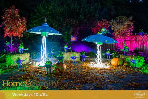 DIY FLYING SAUCER & ALIEN PUMPKINS | Paige Hemmis Trunk Or Treat Galaxy Theme, Diy Alien Spaceship Flying Saucer, Alien Halloween Decorations Outdoor, Alien Halloween Yard Decorations, Alien Diy Decorations, Alien Haunted House Ideas, Alien Yard Decorations, Alien Invasion Halloween Decor, Alien Centerpieces