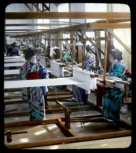 HAND WEAVING SILK AT A JAPANESE TEXTILE MILL -- Working Girls in Kimonos, Making Future Kimonos Textile Mill, Vintage Foto's, Vietnam Fashion, Working Girls, Weaving Tools, Weaving Looms, Silk Weaving, Meiji Era, Old Japan