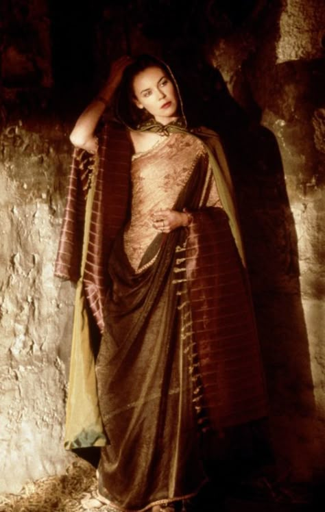 Lucilla (Connie Nielsen) 'Gladiator' 2000. Costume design by Janty Yates. Connie Nelson, Connie Nielsen, Gladiator Costumes, Gladiator 2000, Gladiator Movie, Roman Dress, Costume Drama, Movie Costumes, Historical Costume