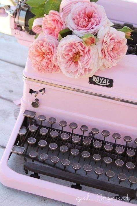 Pink vintage, Mariage, wedding, decoration, ceremony, love, bride and groom, weddingphotography, flowers Old Typewriter, Tout Rose, Estilo Shabby Chic, Interior Vintage, I Believe In Pink, Wallpaper Vintage, Vintage Typewriters, Vintage Diy, Tickled Pink