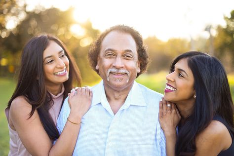 Father Teenage Daughter Photos, Father Daughter Poses Older, Dad And Daughters Photo Ideas, Father Daughter Photos Older, Father And Daughter Poses, Father Daughter Photoshoot, Older Family Photos, Ideas Día Del Padre, Father Daughter Poses