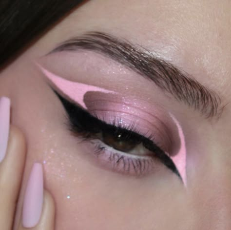 Graphic Makeup Looks, Pink And White Makeup, Pink Graphic Liner, Graphic Liner Ideas, Eye Makeup Inspo, Bold Eyeshadow, Mekap Mata, 20 Makeup, Pink Eye Makeup