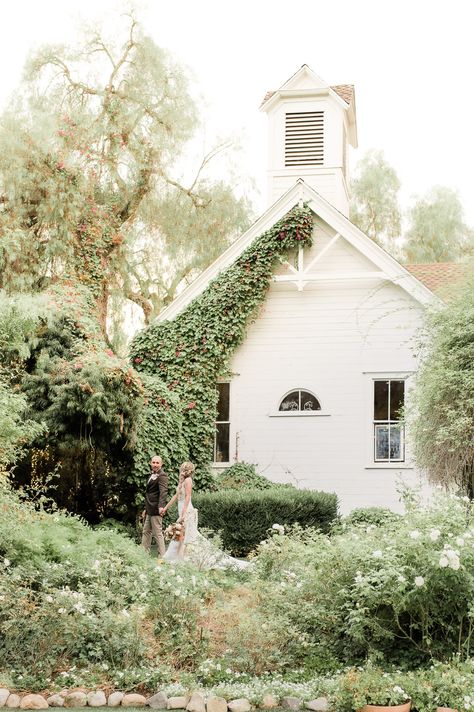 Wedding photo at Green Gables Wedding Estate. Out door San Diego wedding venue. Green Gables Wedding Estate, Green Gables Wedding, Wedding Venues Church, Photographer Ideas, Bay Area Wedding Venues, Wedding Reception Layout, Wedding Estate, Reception Layout, San Diego Wedding Venues