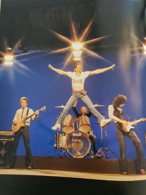 Queen Rock Band, Queen Poster, Arte Punk, Queen Aesthetic, 80s Bands, Queen Photos, Queen Pictures, Queen Freddie Mercury, Queen Band