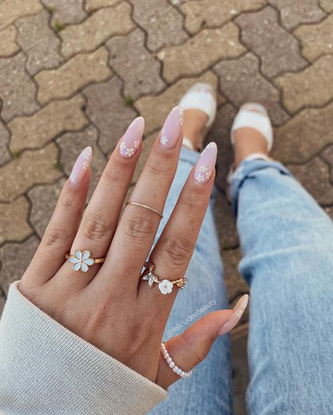 Pearl Nails With Flowers, Nails Spring, Flower Tip Nails, May Nails Ideas, Nails Flowers, Nails Yellow, Pearl Nails, Summery Nails, Classy Acrylic Nails