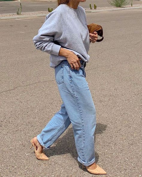 Who What Wear on Instagram: “Grandpa jeans—they're somewhere between "mom" jeans and a baggy fit, and we're fully obsessed. Tap our link to get in on the potent denim…” Baggy Jeans Outfit Aesthetic, Track Pants Outfit, Baggy Jeans Outfit, Mom Jeans Outfit, Oversized Jeans, Fall Jeans, Moda Jeans, Denim Trends, Outfit Aesthetic