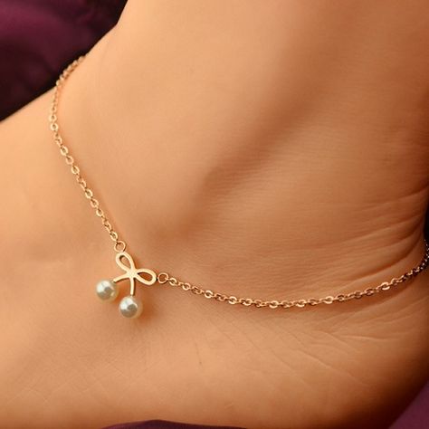 Pearl anklets are the one’s which doesn’t require any specific occasion to be graced , so fetch a one and be sure to turn heads. Here's our top 9 Pearl anklets. Silver Anklets Designs, Anklets Diy, Flower Simple, Cute Anklets, Beautiful Anklet, Anklet Designs, Heart Anklet, Pearl Anklet, Ankle Jewelry