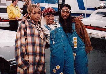 TLC overalls Tlc Outfits, 90s Outfit Party Hip Hop, 90s Outfits Party, 90s Fashion Outfits Hip Hop, 90s Fashion Women, Celebrity Style Icons, 90s Inspired Outfits, Female Celebrity Fashion, 90s Hip Hop Fashion