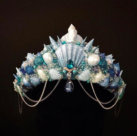 Agent Costume, Seashell Headpiece, Seashell Crown, Shell Crowns, Shell Bra, Accessoires Barbie, Mermaid Costumes, Crown Aesthetic, Siren Mermaid