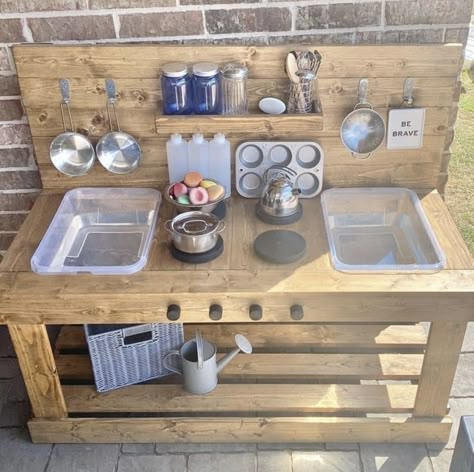 Diy Outdoor Decor To Sell, Mud Kitchen Made From Pallets, Coffee Table Mud Kitchen, Mud Kitchen Organization, Free Mud Kitchen Plans, Building A Mud Kitchen, Mud Kitchen Diy Plans, Things To Build Outside, Simple Diy Mud Kitchen