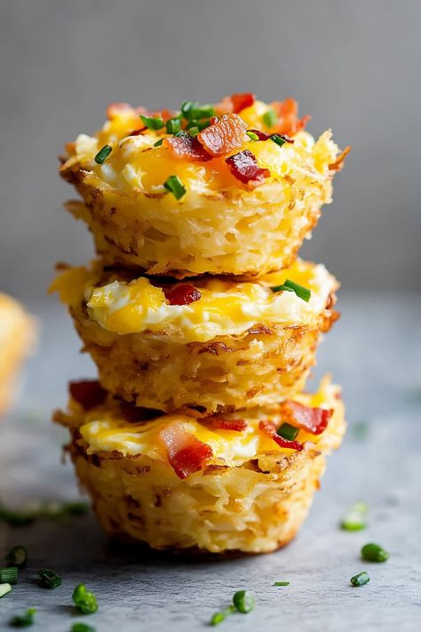 Once you try these hash brown egg cups, you'll be hooked! They're full of eggs, bacon, peppers, spinach, and gooey cheddar cheese. Bacon And Egg Breakfast Cups, Hashbrown Egg Cups, Hash Brown Egg Cups, Breakfast Cups Recipe, Hash Brown Cups, Bacon Egg Cups, Finger Snacks, Health Meals, Brown Egg