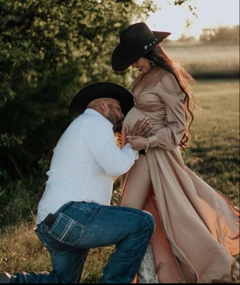 Pregnant Cowgirl Outfits Maternity, Maternity Photos With Cowboy Hat, Western Couple Maternity Photoshoot, Maternity Photo Shoot Western, Boho Western Maternity Outfits, Maternity Cowboy Boots Outfit, Maternity Dress With Cowboy Boots, Vaquero Maternity Shoot, Cowgirl Outfits Pregnant