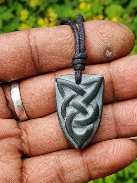 Viking arrowhead Celtic Knot pendant Hand-Carved myself from natural stone called green granite. The stone is sililar to soapstone but more hard and durable then the soapstone. This piece is inspred by Viking arrowhead flint. The size of the pendant is approxmatly 3cm x 2cm (1.2 x 0.8 inches). Its comes with an adjustable black waxed cotton cord. Not only are these pendants a beautiful thing to wear as part of your jewellery collection, but they are also very pleasing to the touch. The weight an Stone Engraving Ideas, Stone Sculpture Ideas, Stone Carving Ideas, Unity Symbol, Wooden Jewelery, Dremel Crafts, Wood Spoon Carving, Driftwood Art Diy, Dremel Carving