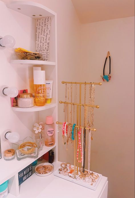 Preppy Room Accessories, Preppy Bedroom Dresser, Beachy College Dorm Room Ideas, Dorm Room Mirror Ideas, Preppy Room Decor Vanity, Vanity Ideas Bedroom Preppy, Preppy Shelf Ideas, College Dorm Bathroom Ideas Decor, Dorm Room Vanity Ideas