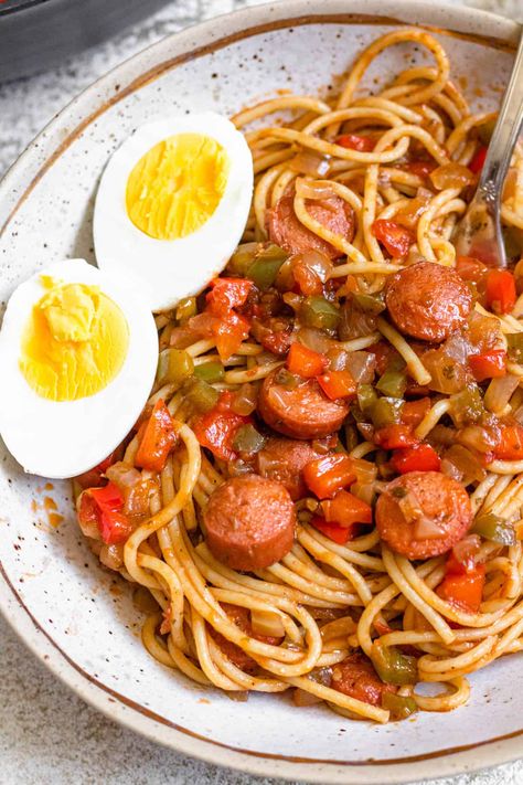 Haitian Spaghetti is a flavorful pasta dish made with tomato sauce, diced veggies and chopped hot dogs. Haitian Spaghetti Recipe, Haitian Spaghetti, Haitian Food Recipes, Spaghetti Recipe, Tasty Recipes Videos, Healthy Food Dishes, Healthy Homemade Recipes, Food Recepie, Snap Food