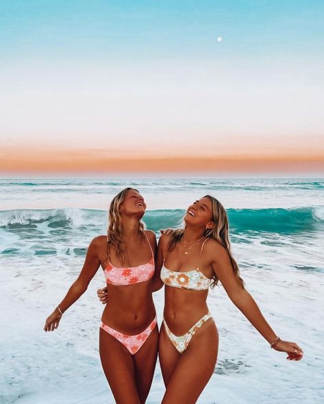 Preppy Swimsuit, Beach Trip Outfits, Beach Poses With Friends, Cruise Pictures, Beach Instagram Pictures, Matching Outfits Best Friend, Senior Trip, Beach Friends, Beach Pictures Poses