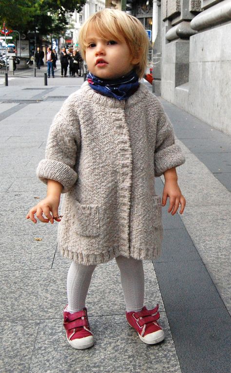 basis gewoon gileeke gebruiken en werken met drukknopen aan de binnenkant Kids Knitting Patterns, Kids Style, Baby Cardigan, Knitting For Kids, Stylish Kids, Baby Sweaters, Baby Knitting Patterns, Childrens Fashion, Knitting Patterns Free