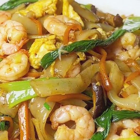 Shrimp Chow Fun Recipe, Stir Fry With Shrimp, Wide Rice Noodles, Chow Fun Recipe, Chow Fun, Cooked Shrimp, Dark Soy Sauce, Shrimp Stir Fry, Fried Shrimp