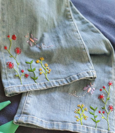 Hand Embroidered Denim, Embroidery Jeans Diy, Diy Knit Blanket, Clothes Embroidery Diy, Denim Embroidery, Diy Bead Embroidery, Simple Embroidery Designs, Embroidery Tshirt, Hand Embroidery Patterns Flowers