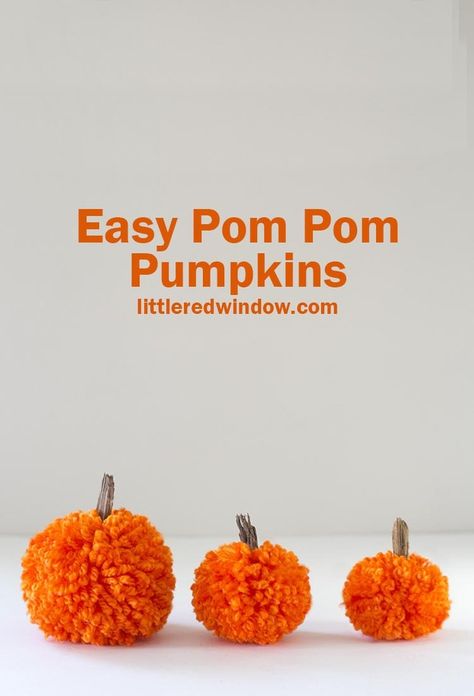 Pom Pom Pumpkins Craft, Pumpkin Pom Pom Garland, Diy Pumpkin Pom Poms, Wool Halloween Decorations, Pompom Pumpkins Diy, Autumn Yarn Crafts, Fall Pom Pom Crafts, Pumpkin Pom Poms, Easy Yarn Pumpkins