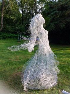 Chicken Wire Ghost, Ideas Para Decorar Jardines, Wire Ghosts, Kids Halloween Party Decorations, Halloween Garden Decorations, Chicken Wire Sculpture, Chicken Wire Art, Beautiful Chickens, Halloween Garden