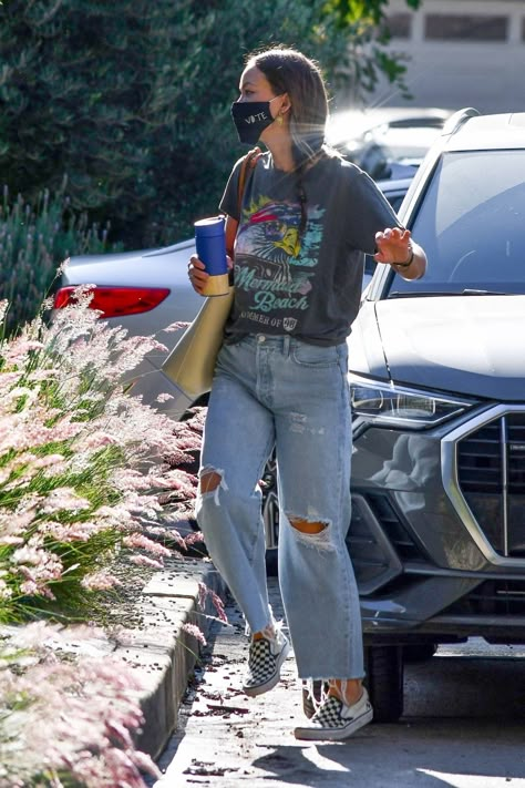 Olivia Wilde Street Style 2022, Vans Slip On Outfit Women Street Styles, Vans Slip On Outfit Women, Vans Women Outfit, Outfits With Vans Slip Ons, Slip On Vans Outfit, Vans Outfit Womens, Vans Slip On Outfit, Checked Vans