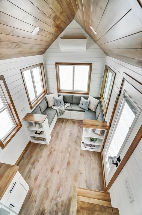 Tiny House On Wheels Floor Plans, Best Tiny House Layout, Diy Lake, Farmhouse Tiny House, Small Houses On Wheels, Apartemen Studio, Tiny House Living Room, Built In Couch, House Makeovers