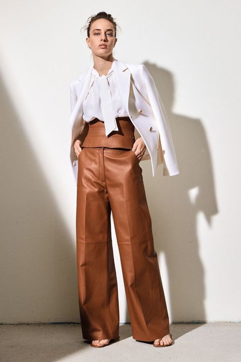 Outfits Primavera, Brown Leather Pants, Vogue Germany, Legging Outfits, Mode Casual, Brown Pants, Everyday Outfit, Looks Chic, Fashion 2020