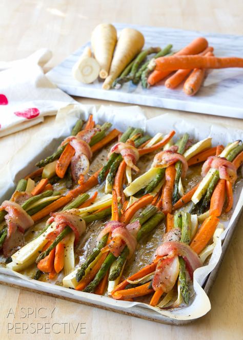 These enticing roasted vegetables are tied in a bacon bow and finished with cider maple glaze! Bacon wrapped carrots, asparagus and parsnips roasted to perfecti Christmas Vegetable Dishes, Vegan Ribs, Easter Dinner Menus, Recipes Easter, Roasted Vegetables Oven, Maple Glaze, Easter Dinner, Menu Ideas, Holiday Cooking