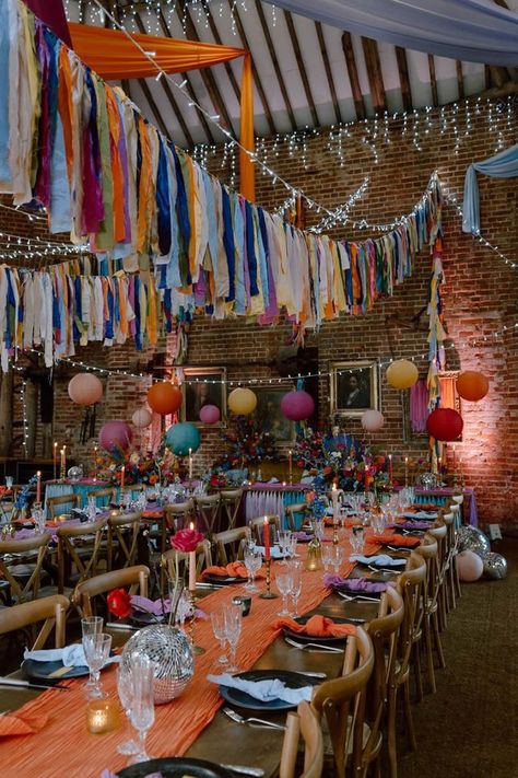 Decoraciones flotantes para elevar las mesas de tu recepción de bodas al siguiente nivel : Fiancee Bodas Vintage Style Wedding Decor, Firehall Wedding Reception, Festival Wedding Ideas, Wedding Streamers, Village Hall Wedding, Funky Wedding, Wedding Dining, Tops Winter, Female Jacket