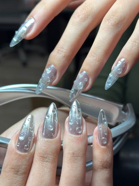 Silver nails Winder Nails, Nail Polish Pictures, Nail Art Almond Shape, Chrome Nails Silver, Chrome Nail Colors, Chrome Nail Polish, Pink Chrome Nails, Water Nails, Chrome Nails Designs