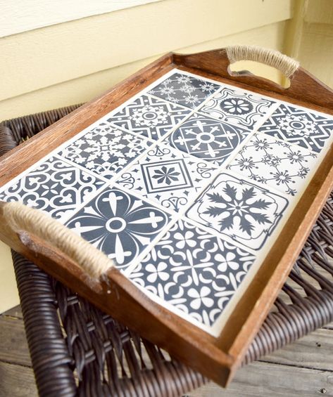 Tile Serving Tray Diy, Diy Kitchen Tray, Wooden Tray Decoration Ideas, Diy Serving Tray Ideas, Wooden Tray Painting Ideas, Wooden Tray Diy, Painted Trays Ideas, Lifestyle Organization, Tile Serving Tray