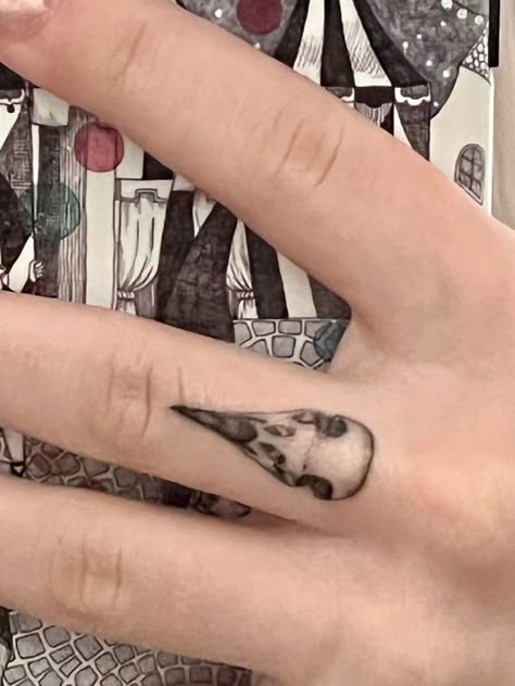 Weird Finger Tattoos, Animal Skull Finger Tattoo, Vulture Culture Tattoo, Animal Finger Tattoo, Aiygiwgwyaiydiwdwy Tattoo, Bird Finger Tattoo, Anthropology Tattoo, Jaw Bone Tattoo, Taxidermy Tattoo