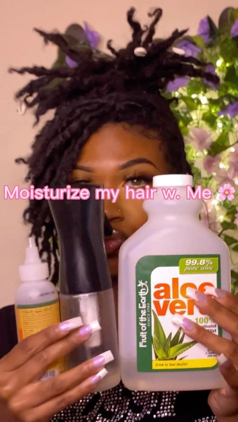 READ BENEFITS BELOW ✨👇🏾 Aloe Vera Water : retains moisture , contains vitamin A , C & E which helps boost cell growth improving dry hair a… | Dívíne 🫧 (@kaylani.bonilla) on Instagram Hair Growth Oil For Locs, Aloe Vera For Locs, Aloe Vera Water For Hair, Loc Moisturizer Spray, Loc Growth Tips, Loc Moisture Routine, Moisturizing Locs, Spray For Locs, Locs Growth