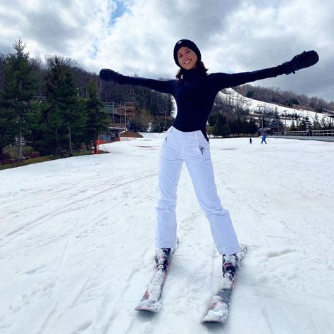 Tubing Outfits For Women, White Snow Pants Outfit, Downhill Skiing Outfit Women, White Ski Outfits For Women, Snow Pants Outfit Women, Black Snow Pants Outfit, Sky Outfit Ideas, White Ski Jacket Outfit, Tubing Outfit Snow